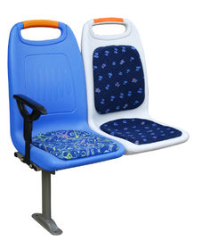Lisci il modanatura di un pezzo dei sedili di plastica urbani di superficie del bus finito con la mano Frip